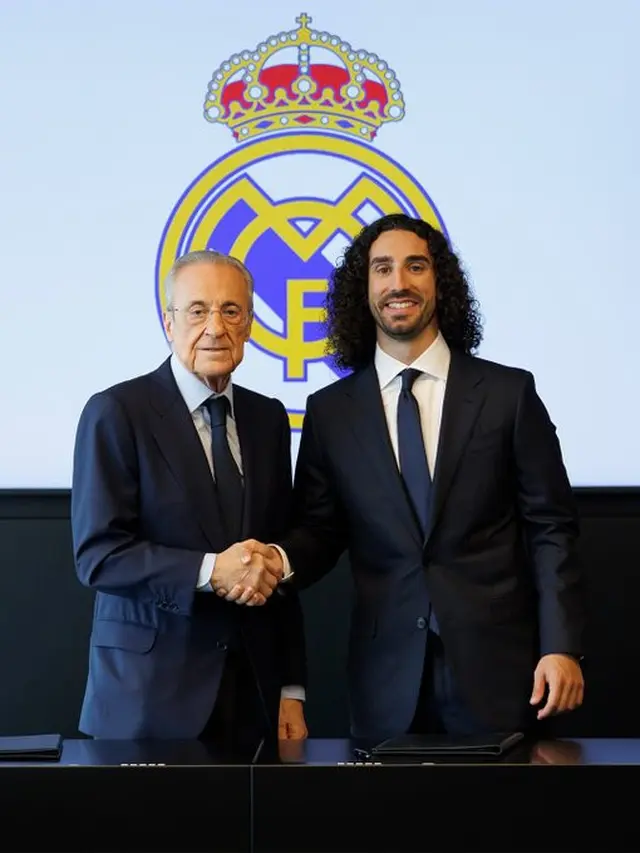 Marc Cucurella (kanan) ketika diperkenalkan sebagai pemain Real Madrid oleh Presiden El Real, Florentino Perez