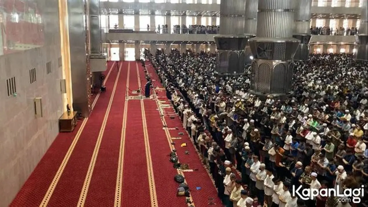 6 Potret Mesut Ozil Sholat Jumat di Masjid Istiqlal, Picu Anstusiasme Warga