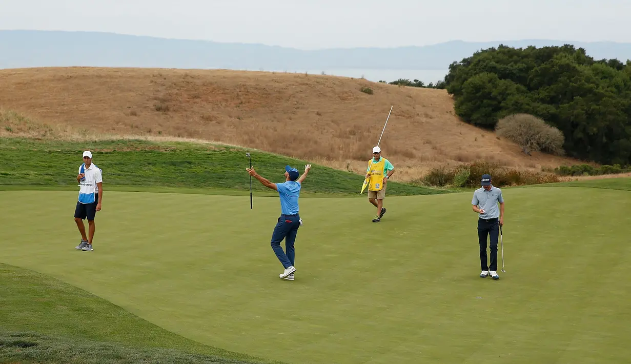Stephen Curry bergembira setelah mencetak birdie di lubang kelima belas selama putaran salah satu Ellie Mae Classic di TCP Stonebrae di Hayward, California (3/8). (Lachlan Cunningham/Getty Images/AFP)