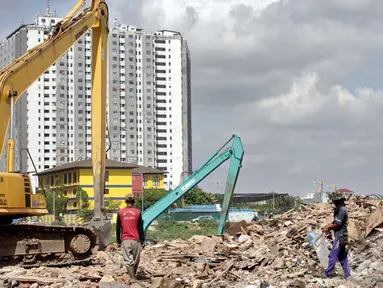 Situasi penggusuran pemukiman di pinggir Waduk Pluit, Penjaringan, Jakarta, Minggu (11/1/2015). (Liputan6.com/Faizal Fanani)