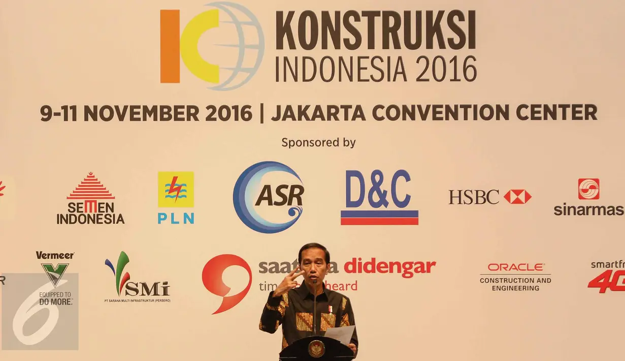 Presiden Jokowi memberikan sambutan dalam pembukaan acara Indonesia Infrastructure Week (IIW) di Jakarta Convention Center, Rabu (9/11). IIW yang kembali digelar tahun ini berlangsung dari 9-11 November 2016. (Liputan6.com/Faizal Fanani)