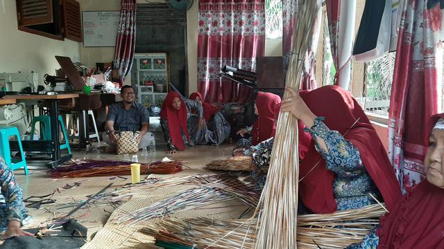 Emak-Emak Ubah Gulma Jadi Anyaman Cantik