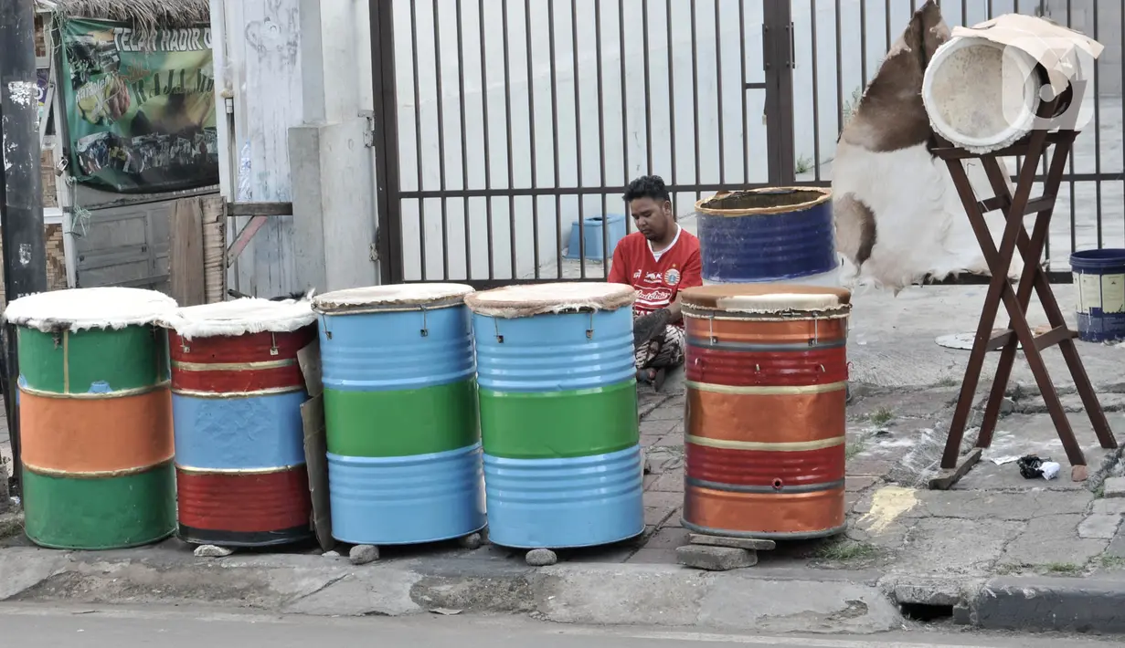 Penjual beduk menunggu pembeli di kawasan Tanah Abang, Jakarta, Selasa (19/5/2020). Pedagang mengaku memasuki seminggu jelang Lebaran penjualan beduk hanya mencapai puluhan, berbeda jauh dengan tahun lalu yang mampu menjual hingga ratusan beduk. (merdeka.com/Iqbal Nugroho)