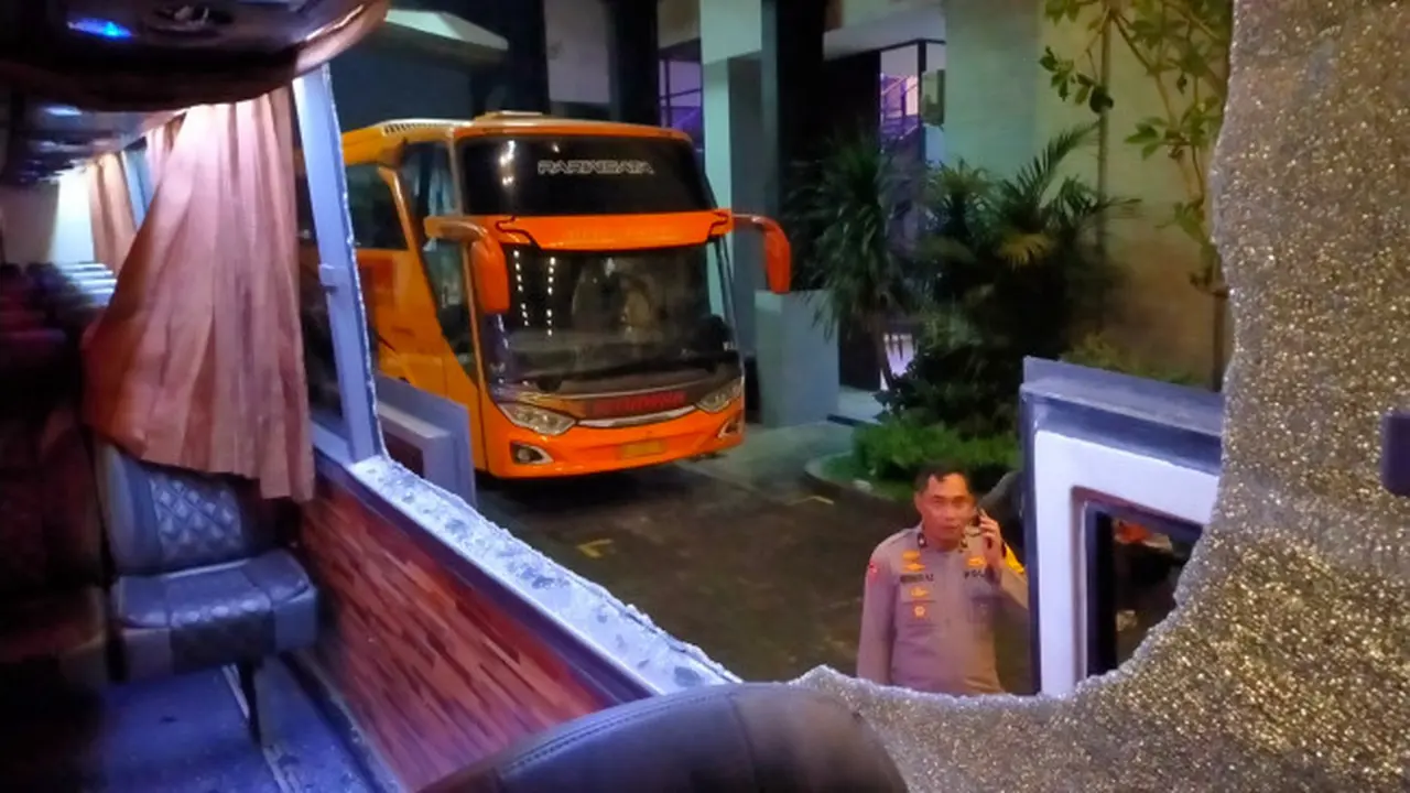 Bus Persik Pediri Dilempar Batu Usai Lawan Arema di Stadion Kanjuruhan