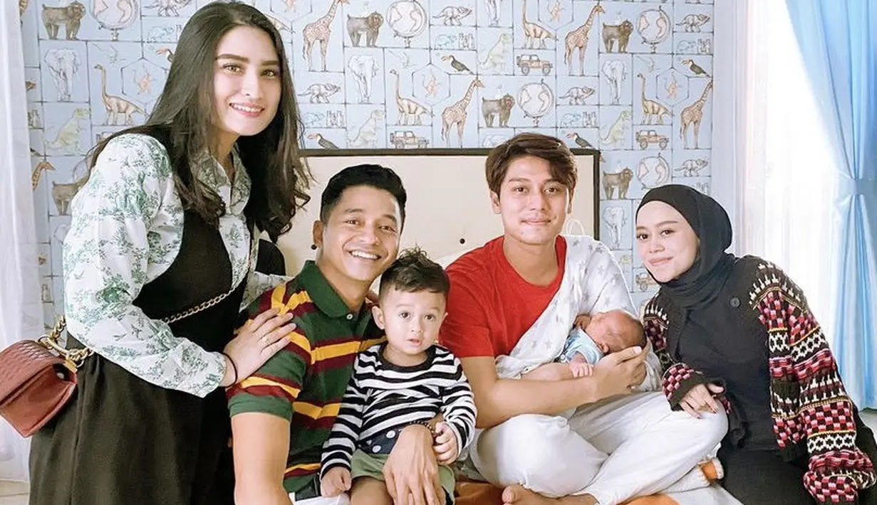 Tak ketinggalan, Keluarga Adly Fairuz pun hadir, ia tampak santai denhan polo shirtnya, sedangkan samg istri mengenakan kemeja hijau sebagai inner dan luaran dress hitam. (@adlyfayruz)