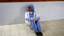 Seorang perawat duduk sambil menangis atas kematian rekannya Razan al-Najjar di kamar jenazah di rumah sakit Khan Yunis di Jalur Gaza selatan (1/6). Razan tewas ditembak oleh tentara Israel di dekat pagar perbatasan Gaza. (AFP Photo/Kata Khatib)