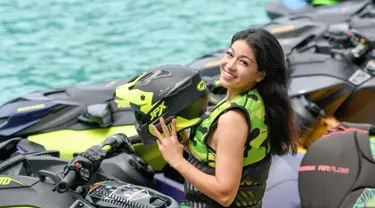 Menyukai banyak olahraga laut, Karenina Sunny kerap membagikan momen serunya menjalani hobi menyelam maupun bermain jet ski. Banyak dari momen serunya ini pun menuai banyak perhatian dari netizen dan penggemarnya. (Liputan6.com/IG/@kerenina_sunny)