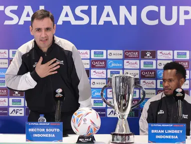 Pelatih Timnas Futsal Indonesia, Hector Souto bersama Brian Lindrey dalam konferensi pers jelang babak final Piala Asia Futsal 2026 di Indonesia Arena, Jakarta Pusat, pada Jumat (6/2/2026). (Bola.com/M Iqbal Ichsan)