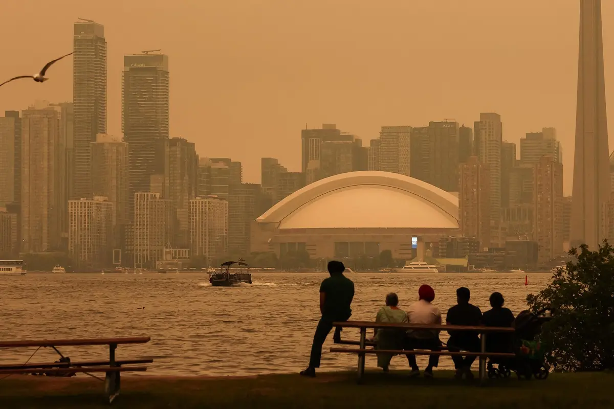 Langit  Kota Toronto Berubah Kekuningan akibat Asap Kebakaran Hutan