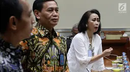 Ketua Pansel Capim KPK Yenti Garnasih didampingi anggota menghadiri Rapat Dengar Pendapat Umum (RDPU) dengan Komisi III DPR di Kompleks Parlemen, Jakarta, Senin (9/9/2019). Rapat terkait dengan dimulainya uji kelayakan dan kepatutan atau fit and proper test capim KPK. (Liputan6.com/Johan Tallo)