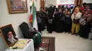 Para pelayat berdoa di dekat potret mendiang Pemimpin Tertinggi Iran, Ayatollah Ali Khamenei, di kediaman duta besar Iran untuk Indonesia, Jakarta, Kamis 5 Maret 2026. Ratusan masyarakat memadati kediaman Duta Besar Republik Islam Iran untuk Indonesia di Jakarta. (AP Photo/Tatan Syuflana)