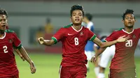 Selebrasi Brylian Dwiki Aldama usai membawa timnas Indonesia U-16 unggul 1-0 atas Singapura U-16 di Stadion Wibawa Mukti, Cikarang, Kamis (8/6/2017). (Liputan6.com/Helmi Fithriansyah)