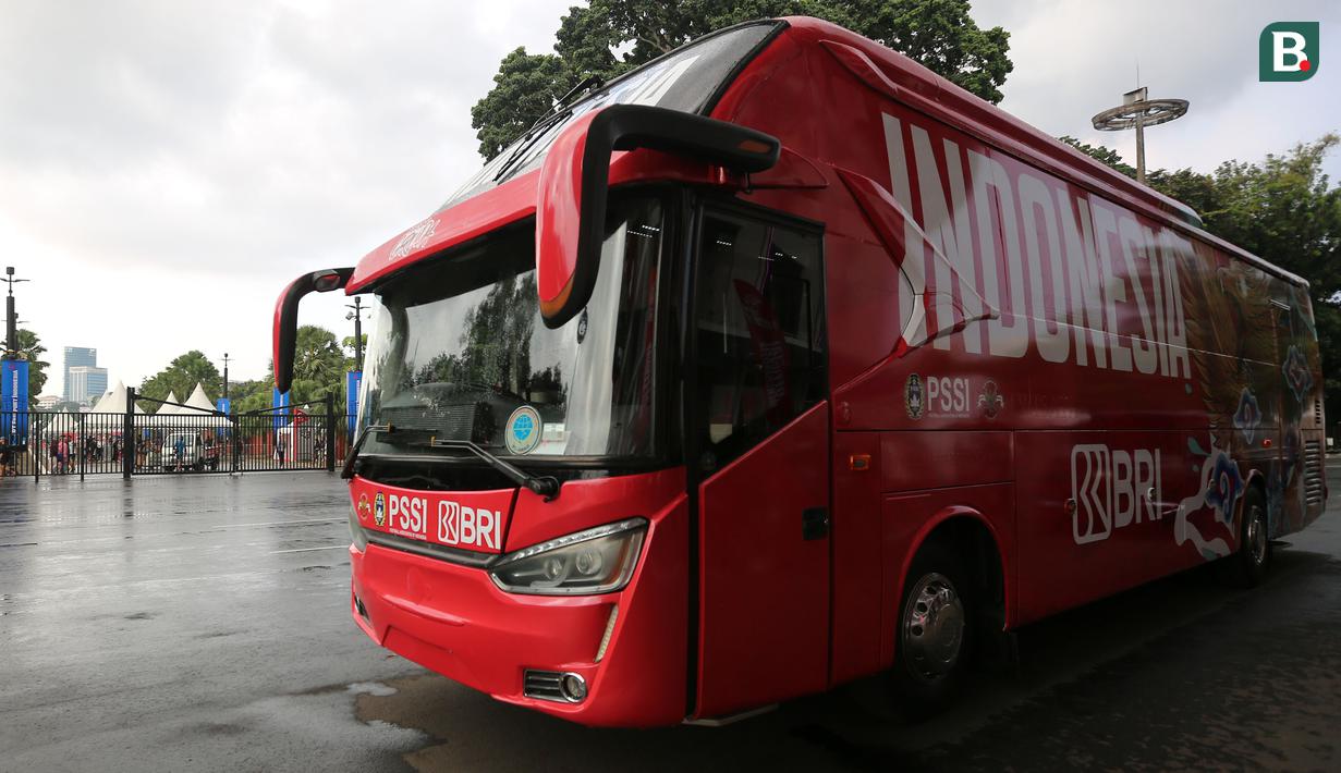 Sebuah bus baru yang akan menjadi sarana transportasi Timnas Indonesia diperkenalkan jelang laga FIFA Matchday melawan Timnas Argentina di Stadion Utama Gelora Bung Karno, Jakarta, Minggu (18/6/2023). Pemberian bus baru untuk Timnas Indonesia dilakukan Bank BRI sebagai komitmen mendukung perkembangan sepak bola nasional. (Bola.com/Bagaskara Lazuardi)