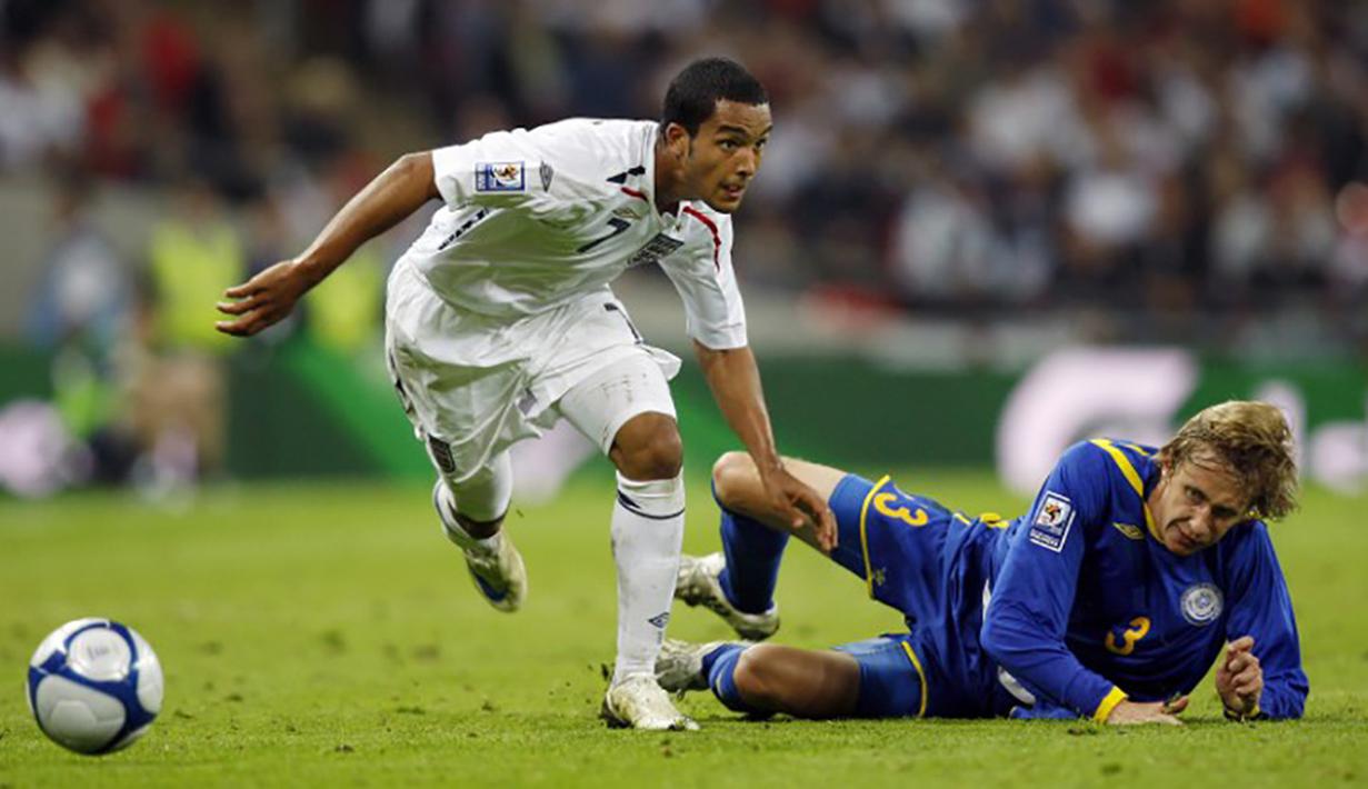 Pemain Inggris, Theo Walcott lepas dari penjagaan pemain Kazakhstan pada kualifikasi Piala Dunia di Stadion Wembley, Inggris, Sabtu (11/10/2015). Namun skill rata-rata Walcott masih di bawah Lionel Messi pada permainan FIFA 16. (AFP Photo/Adrian Dennis)