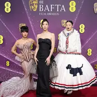 Dior Elegan hingga Thom Browne Eksentrik, Gaya Trio KPop Demon Hunters Jadi Perbincangan di BAFTA 2026. [@toocool4couture].