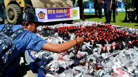 Kantor Bea dan Cukai Bengkulu melakukan pemusnahan barang sitaan berbagai jenis yang merugikan negara dari sektor pajak (Liputan6.com/Yuliardi Hardjo)