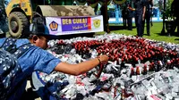 204 Ribu Batang Rokok Dilindas, Alat Bantu Seks Dibakar