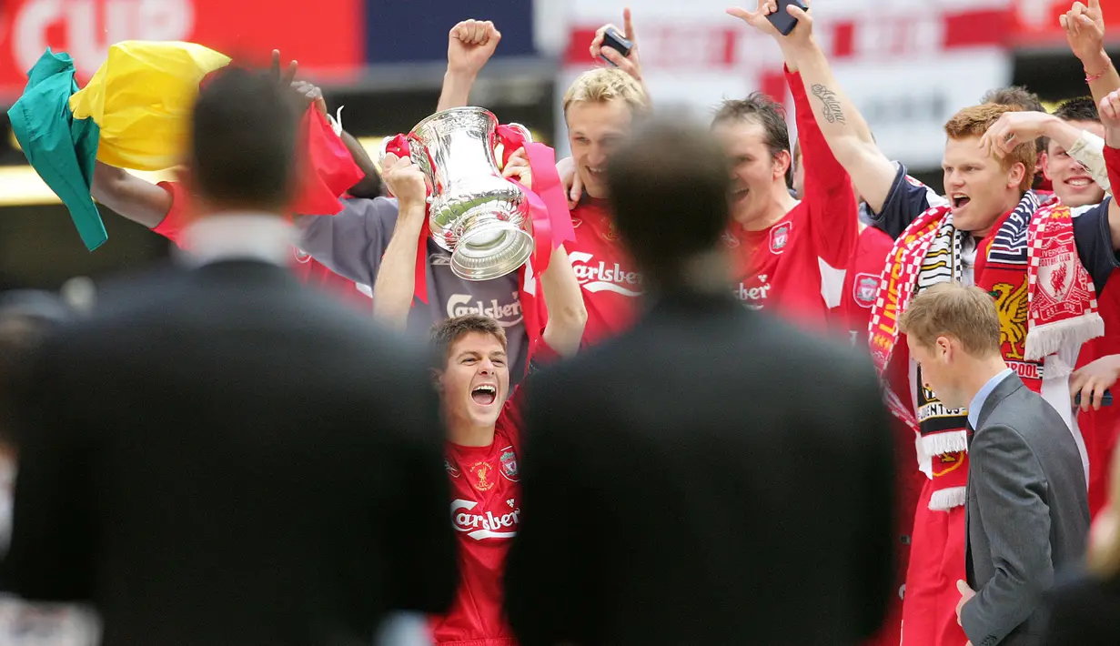 Gelar Piala FA tersebut merupakan trofi ketujuh mereka. Musim ini, Liverpool berpeluang menambah koleksi gelar mereka. The Reds dijadwalkan akan menghadapi Chelsea pada laga final Piala FA yang berlangsung di Wembley pada Sabtu (14/5/2022). (AFP/Paul Ellis)