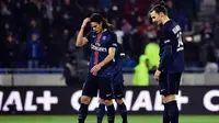 Dua striker Paris Saint-Germain, Edinson Cavani dan Zlatan Ibrahimovic, meratapi kekalahan timnya dari Olympique Lyon, 1-2, pada laga Ligue 1 di Parc Olympique Lyonnais, Lyon, Senin (29/2/2016) dini hari WIB. (AFP/Jeff Pachaud)