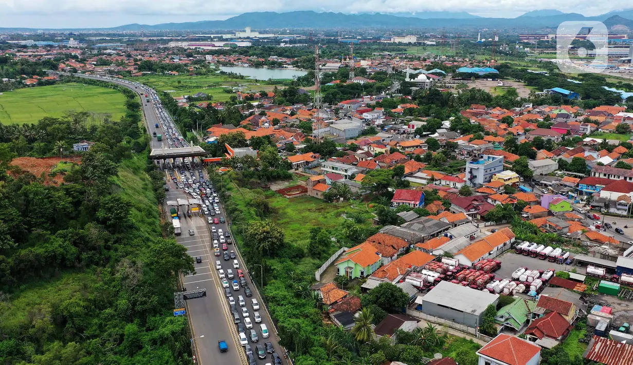 Foto udara memperlihatkan ribuan kendaraan pemudik terjebak kemacetan menjelang gerbang Tol Merak di Cilegon, Banten, Sabtu, (6/4/2024). (Liputan6.com/Angga Yuniar)