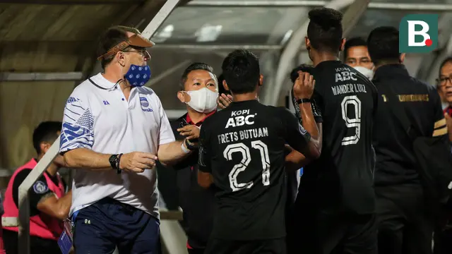 Foto: Teja Paku Alam Gagalkan Penalti Mantan, Persib Bandung Kalahkan Pemuncak Klasemen BRI Liga 1