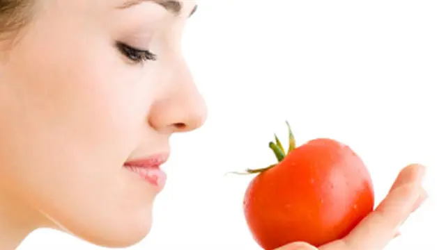 Masker wajah alami dari tomat