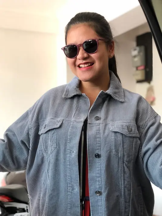 Jaket dan kacamata hitam adalah padu padanan yang cocok. Enggak salah kalau Kahiyang memilih dua fashion item ini di penampilannya. Pemilihan bingkai kacamata yang besar juga membuat Kahiyang terlihat lebih tirus.(Liputan6.com/IG/@ayanggkahiyang)