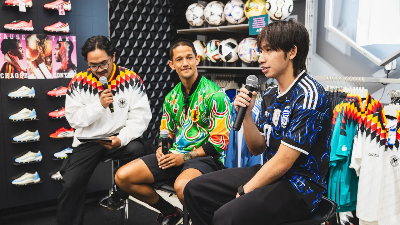Arlyansyah Abdulmanan (kanan) dan Irfan Bachdim (tengah)