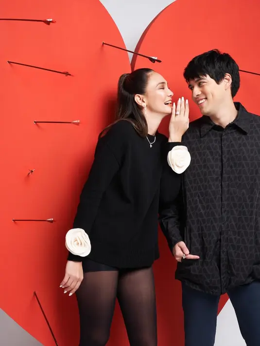Tak hanya itu saja, Maxime dan Luna juga tampak memperlihatkan kemesraan. Senyum bahagia sembari saling menatap ini juga membuat banyak netizen terbawa perasaan. (Liputan6.com/IG/@bouttier_maxime)