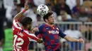 Pemain Atletico Madrid Renan Lodi berebut bola dengan bek Barcelona Sergi Roberto, pada laga semifinal Piala Super Spanyol di King Abdullah Sports City, Jeddah, Kamis (9/1/2020). Barcelona harus menjalani pertandingan yang dramatis saat kalah 2-3 dari Atletico Madrid. (AP/Hassan Ammar)