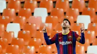 Striker Barcelona, Lionel Messi, melakukan selebrasi usai mencetak gol ke gawang Valencia pada laga Liga Spanyol di Stadion Mestalla, Minggu (2/5/2021). Barcelona menang dengan skor 2-3. (AFP/Jose Jordan)