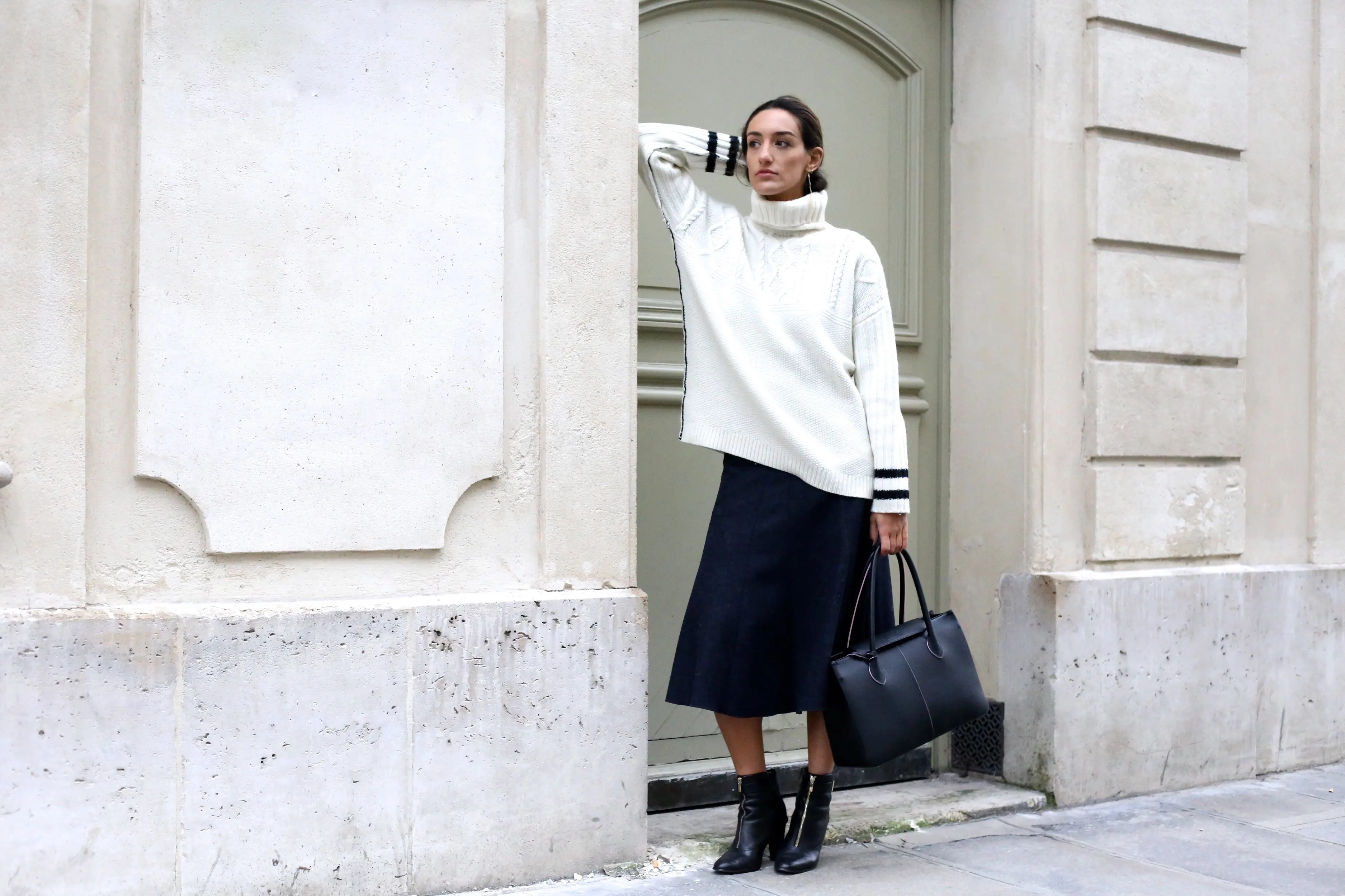 Mix and match sweater oversize terlihat maksimal. (Image: glamradar.com)