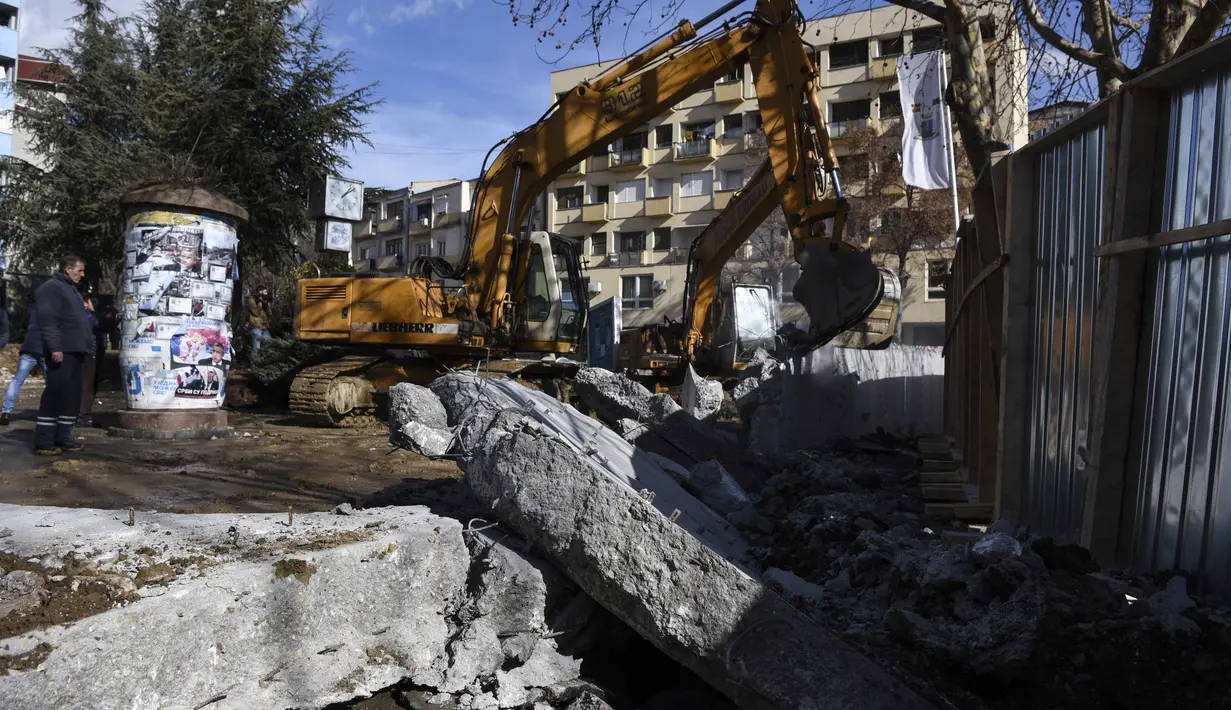 Tembok pembatas yang dibangun warga Serbia pada Desember 2016 ini dianggap oleh etnis Albania memperkeruh situasi yang sudah tegang karena sebagai provokasi, Kosovo, Minggu (5/2). (AFP PHOTO/ ARMEND NIMANI)