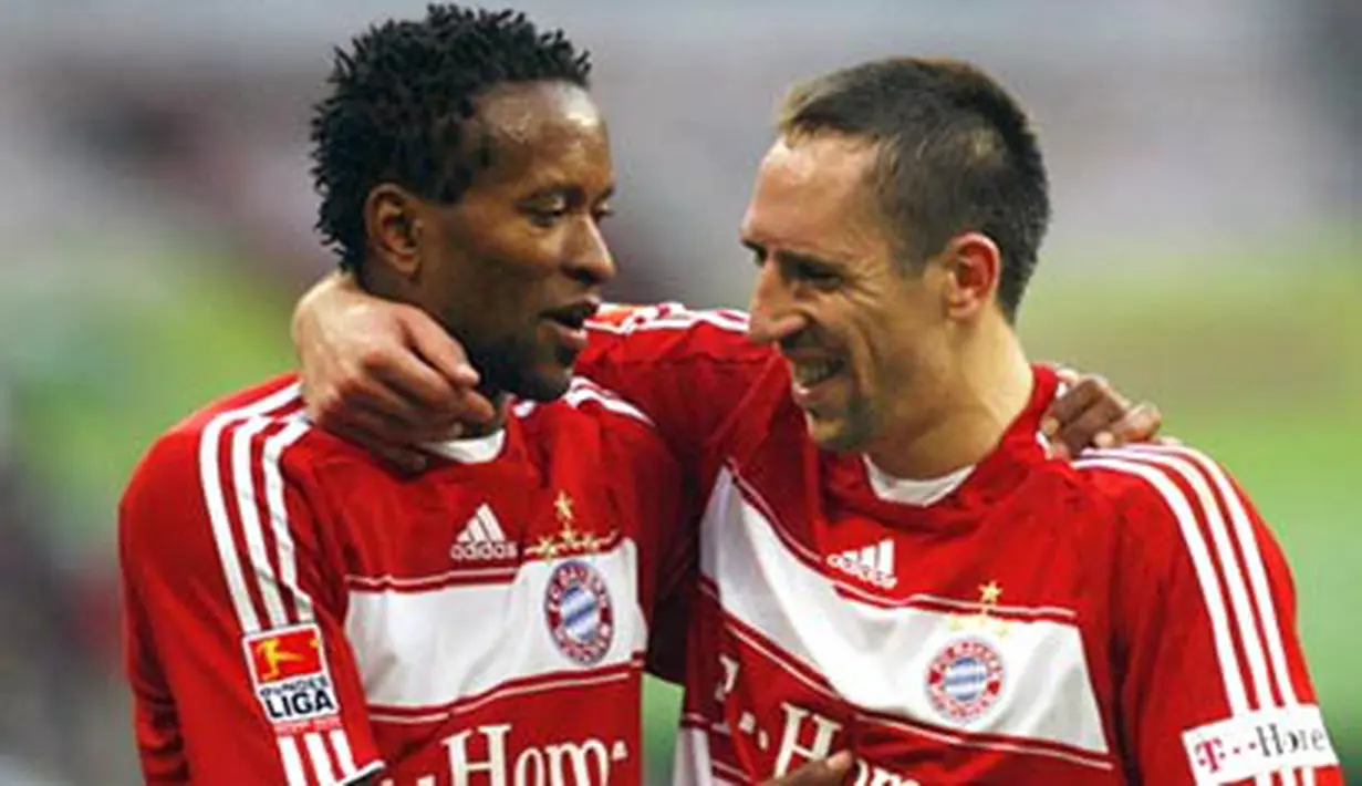 Bayern Munich's Franck Ribery and Ze Roberto celebrate after the German first division Bundesliga match FC Bayern Munich vs VfL Wolfsburg on October 25, 2008. Munich won the match 4-2. AFP PHOTO/TIMM SCHAMBERGER