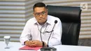 Deputi Penindakan dan Eksekusi Komisi Pemberantasan Korupsi (KPK), Asep Guntur Rahayu sesaat sebelum mengumumkan penahanan tiga tersangka baru terkait kasus dugaan tindak pidana korupsi pembangunan Rumah Sakit Umum Daerah (RSUD) Kolaka Timur (Koltim) di gedung Merah Putih Komisi Pemberantasan Korupsi (KPK), Jakarta, Senin (24/11/2025). (Liputan6.com/Helmi Fithriansyah)