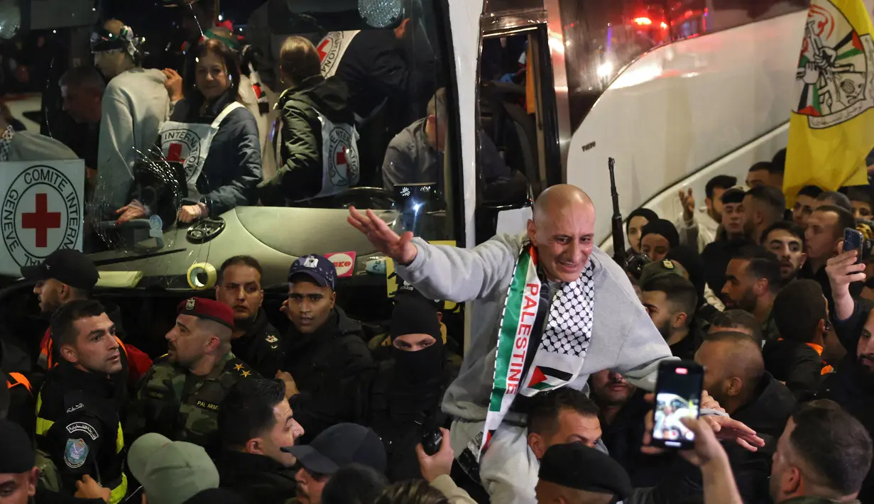Suka cita menyelimuti suasana di Ramallah, Tepi Barat, ratusan warga gembira menyambut para tahanan Palestina tiba. (Ahmad GHARABLI/AFP)
