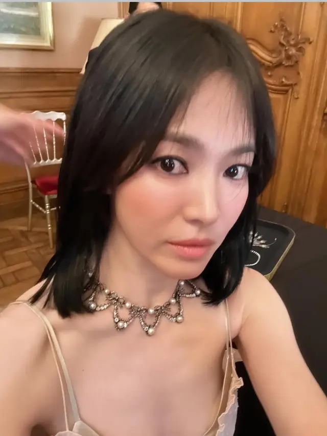 Song Hye Kyo saat Jadi Cover Vogue China dengan tampilan smokey eye. [@kyo1122]