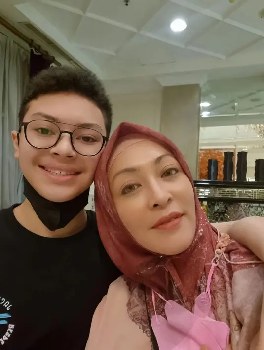 <p>Keanu Massaid kini sudah besar dan semakin tampan. Tinggi badannya pun hampir menyamai sang mama, Angelina Sondakh. (Foto: instagram.com/@keanu_massaid)</p>