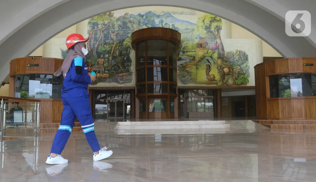 Area Loket dan pintu masuk Keong Mas di Taman Mini Indonesia Indah (TMII), Jakarta, Rabu (28/9/2022). Revitalisasi ini dIharapkan rampung Oktober 2022 karena akan menjadi salah satu lokasi KTT G20. (Liputan6.com/Herman Zakharia)