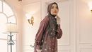 Bergaya elegan dengan set kemeja oversized dan celana dengan print eksklusif ala Shireen Sungkar. (Foto: Instagram Shireen Sungkar)