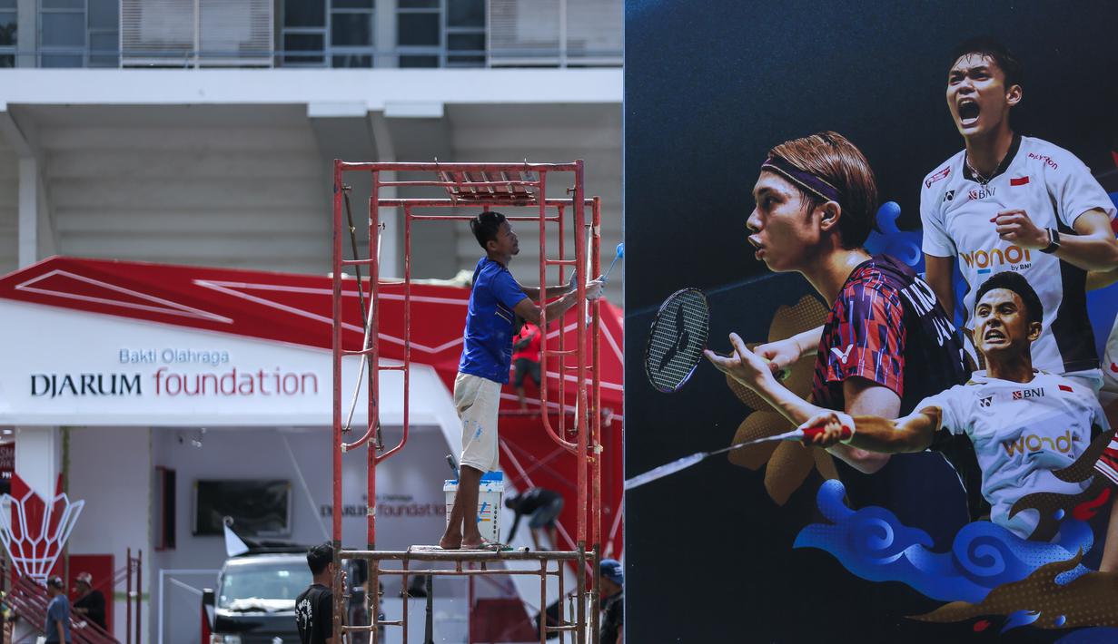 Turnamen BWF World Tour Super 500 ini akan digelar pada Selasa (20/1) hingga Minggu (25/1/2026). Tampak dalam foto, aktivitas pekerja jelang perhelatan Indonesia Masters 2026 di Istora, Kompleks Gelora Bung Karno (GBK), Senayan, Jakarta, Senin (19/1/2026). (Bola.com/Bagaskara Lazuardi)