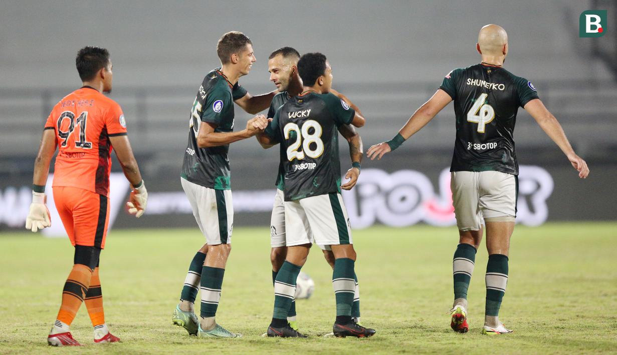 Enam menit berselang, giliran Persikabo 1973 yang berbalik unggul. Aleksandar Rakic (tengah) yang berdiri di dalam kotak penalti berhasil memanfaatkan umpan Pushniakou Siarhei (kiri kedua) untuk mengubah papan skor menjadi 2-1. (Bola.com/M Iqbal Ichsan)