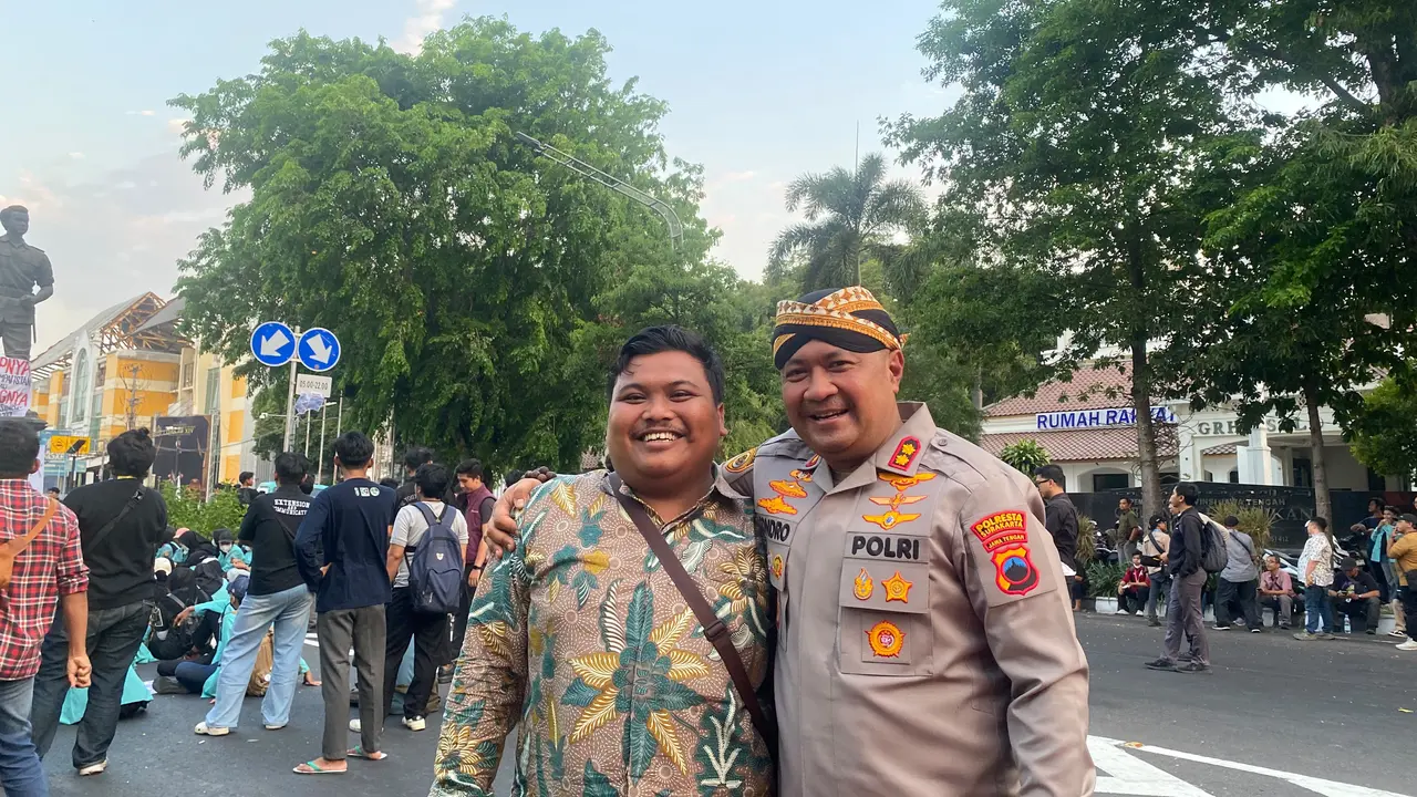 Aksi Kapolresta Surakarta AKBP Condro Sasongko di tengah mahasiswa demonstrasi. (Merdeka.com/Arie Sunaryo)