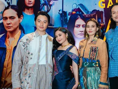 Inilah potret para pemeran utama film Budi Pekerti, Angga Yunanda, Prilly Latuconsina, Sha Ine Febriyanti, dan Dwi Sasono pada gala premiere yang diadakan baru-baru ini di XXI Plaza Indonesia, Jakarta. Mereka tampil memukau dengan busana yang dikenakan masing-masing. (Liputan6.com/IG/@prillylatuconsina96)