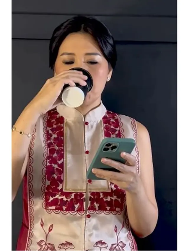 Awet Muda di Usia 46 Tahun, Ini 7 Momen Veronica Tan Jalani Pemotretan Tema Imlek