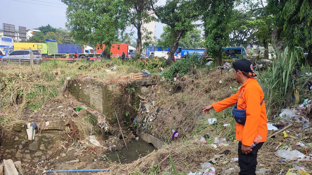 Seorang pekerja vendor PT Jasa Marga hilang setelah hanyut terbawa arus Kali Cibalok, Kelurahan Sindangsari, Kecamatan Bogor Timur, Kota Bogor, Senin (13/11/2023).
