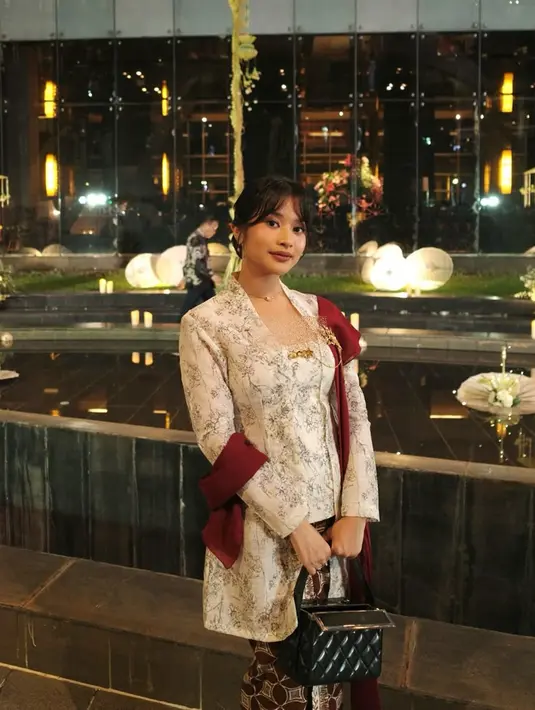Salah satu hal yang paling menonjol dari penampilan Adira adalah kecantikan alaminya. Ia terlihat sangat cantik dan memesona tanpa perlu riasan yang berlebihan. Riasan natural yang dipilihnya semakin menambah pesona kecantikan alaminya. (Liputan6.com/IG/@adirakania)
