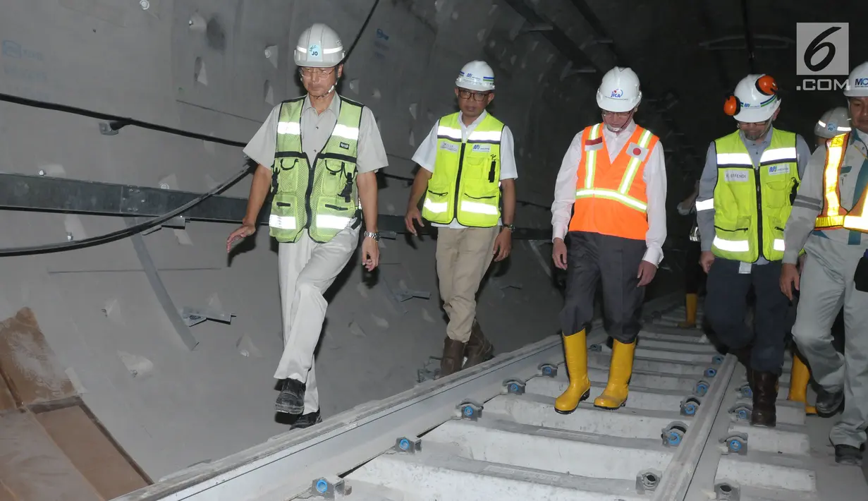 Menteri Luar Negeri Jepang Taro Kono (tengah) saat meninjau perkembangan proyek kereta MRT di Stasiun Bundaran HI, Jakarta, Senin (25/6). Taro Kono didampingi oleh Direktur Utama PT MRT William Sabandar. (Liputan6.com/Helmi Fithriansyah)