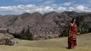 Aktor David Ancca yang berperan sebagai Kaisar Inca berbicara melalui ponselnya sebelum melakukan ritual "Inti Raymi" di reruntuhan Saqsaywaman di Cuzco, Peru (24/6). Ritual ini juga untuk menghormati dewa matahari kuno yaitu Inti. (AP/Martin Mejia)