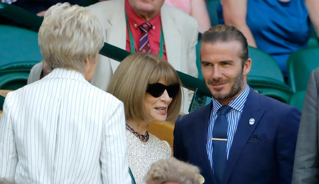Mantan pemain Manchester United, David Beckham mencari tempat duduk untuk menyaksikan pertandingan pada hari kelima Kejuaraan Wimbledon 2017 di The All England Lawn Tennis Club di Wimbledon, London barat daya, Inggris (7/7). (AP Photo/Alastair Grant)